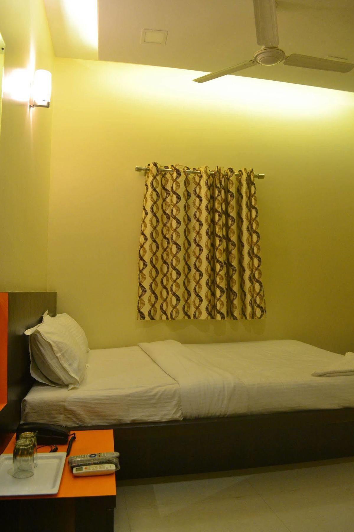 Airport Metro Hotel Mumbai Exterior photo