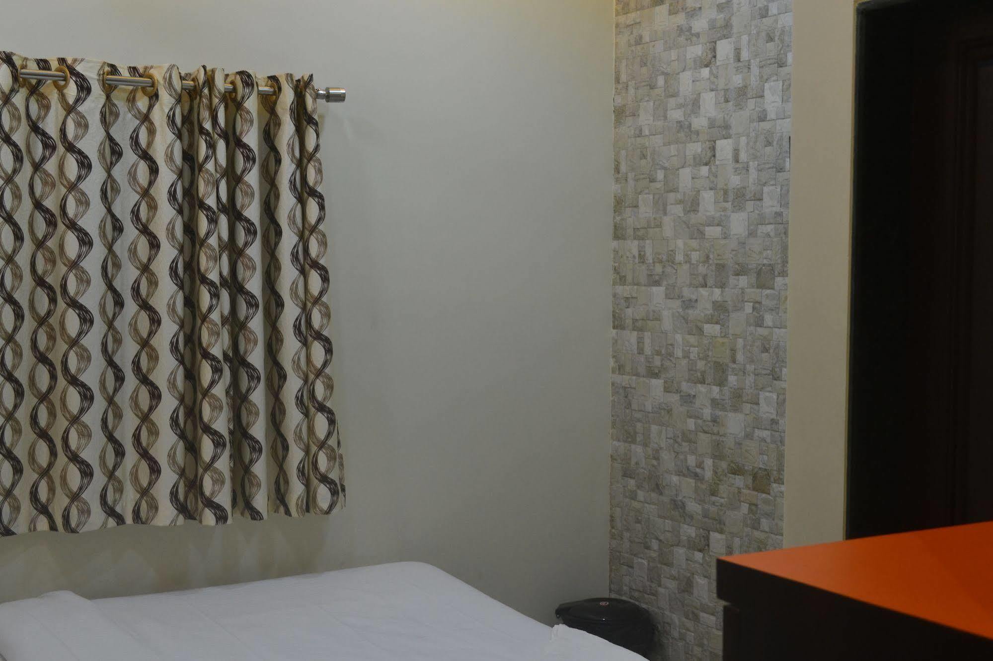 Airport Metro Hotel Mumbai Exterior photo