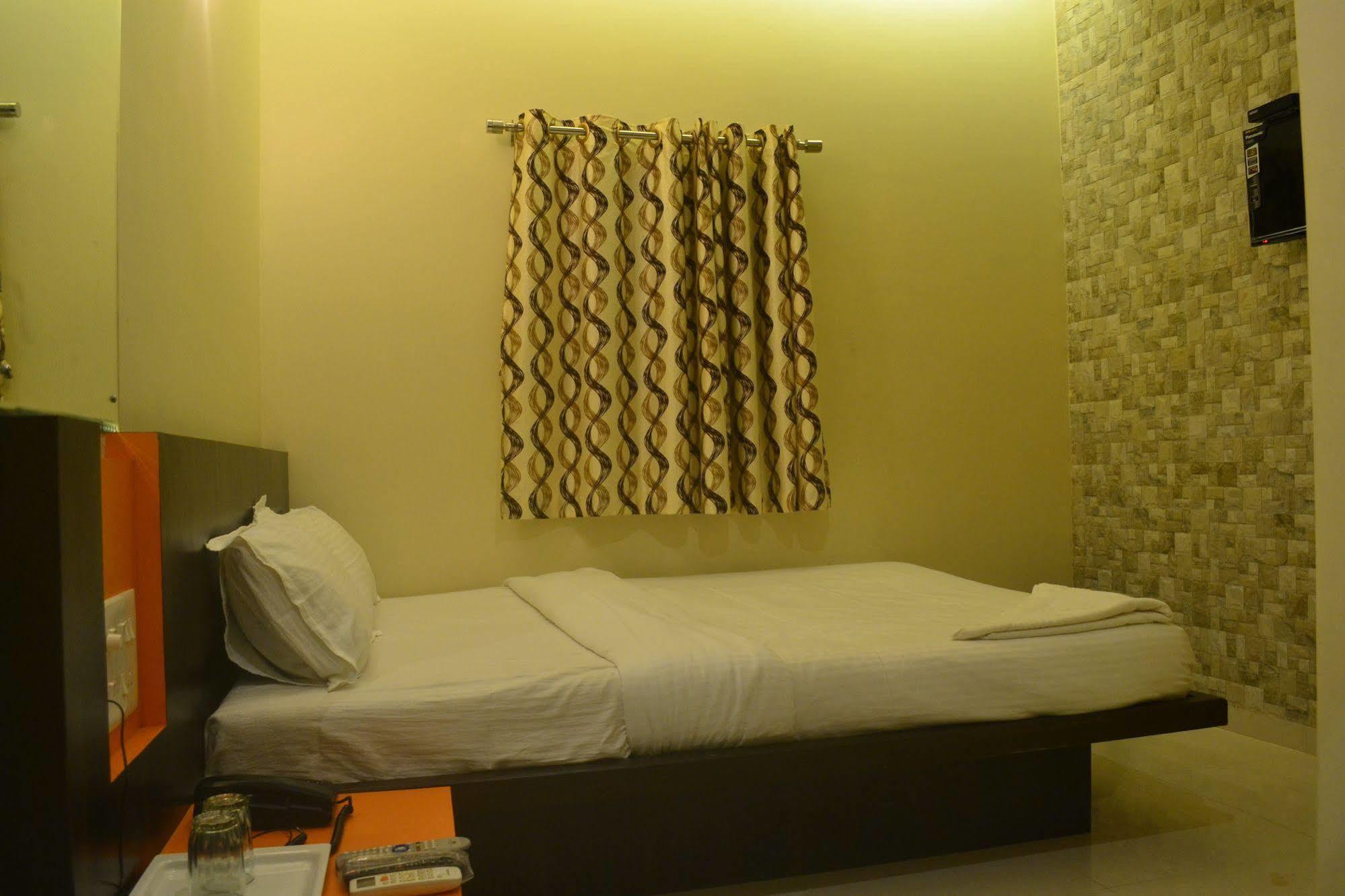 Airport Metro Hotel Mumbai Exterior photo